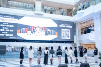 「眼差しスナイパー」MVのティザー映像を観客と一緒に観るWHITE SCORPION。