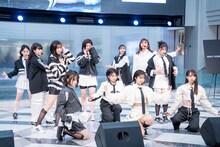 「眼差しスナイパー」をパフォーマンスするWHITE SCORPION。