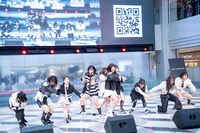 「眼差しスナイパー」をパフォーマンスするWHITE SCORPION。