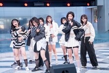 「眼差しスナイパー」をパフォーマンスするWHITE SCORPION。