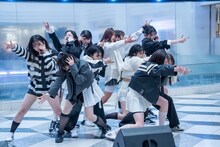 「眼差しスナイパー」をパフォーマンスするWHITE SCORPION。