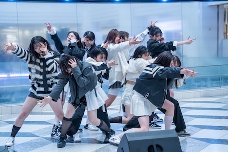 「眼差しスナイパー」をパフォーマンスするWHITE SCORPION。