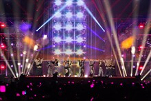 LE SSERAFIMのステージの様子。 (c)CJ ENM Co., Ltd, All Rights Reserved