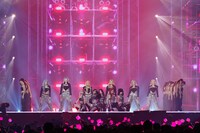 LE SSERAFIMのステージの様子。 (c)CJ ENM Co., Ltd, All Rights Reserved