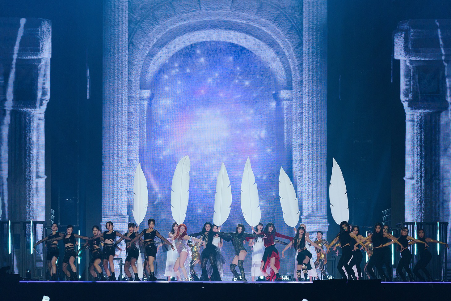 「HUH YUNJIN X XIAOTING X Bada Lee & Monika X MINNIE - Goddess Awakened」の様子。 (c)CJ ENM Co., Ltd, All Rights Reserved