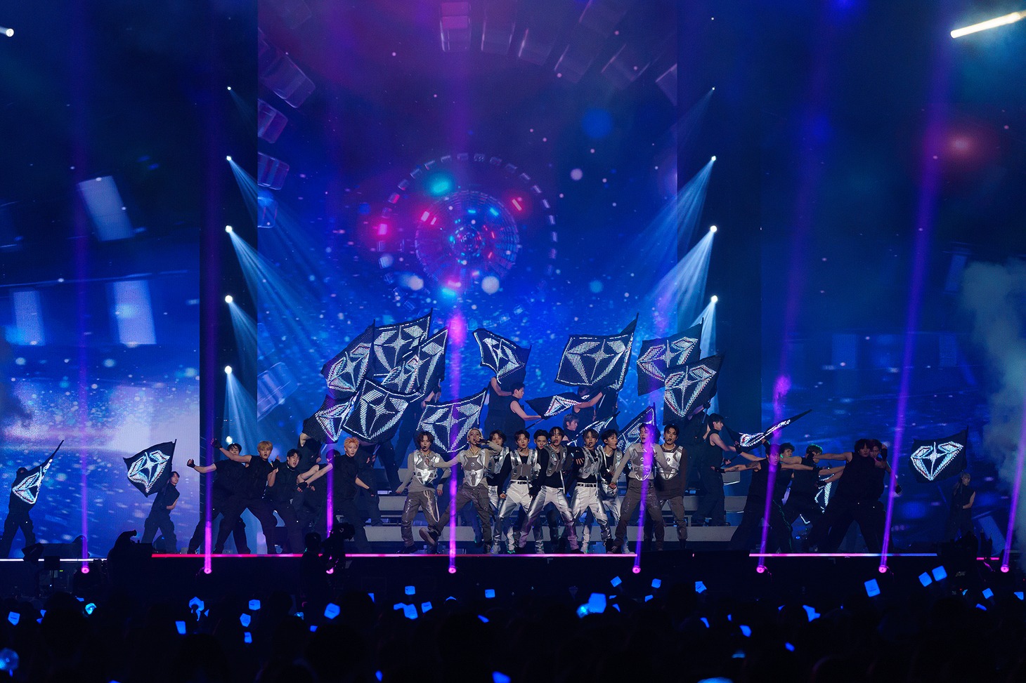 TREASUREのステージの様子。 (c)CJ ENM Co., Ltd, All Rights Reserved