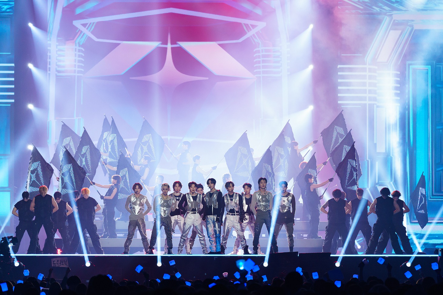 TREASUREのステージの様子。 (c)CJ ENM Co., Ltd, All Rights Reserved