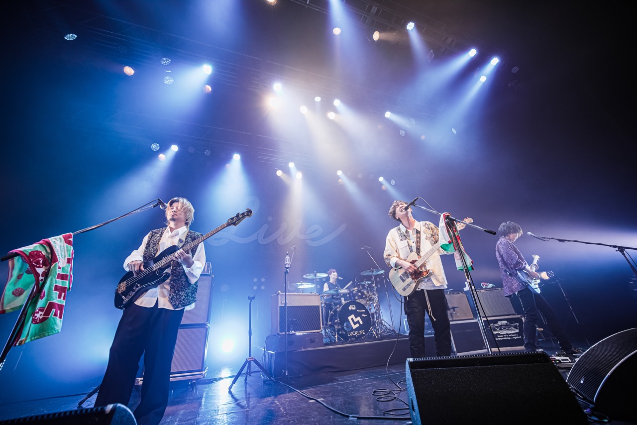 「ラックライフ 15th Anniversary TOUR『LIVE』FINAL」の様子。（撮影：佐藤広理、佐野和樹）
