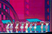 NiziUのステージの様子。 (c)CJ ENM Co., Ltd, All Rights Reserved