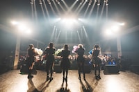 花束を持つLADYBABY。（撮影：ポテヤマムラ）