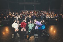 フロアをバックに記念撮影するLADYBABY。（撮影：ポテヤマムラ）