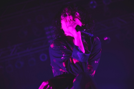 小林祐介（Vo, G）（撮影：鳥居洋介）