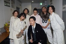 TENDREとバンドメンバー。（Photo by Takao Iwasawa）