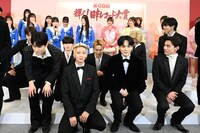 僕が見たかった青空のメンバーが見えるようにかがむ、優しいJO1。