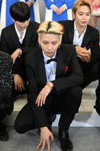 後ろのアーティストが話し始めた瞬間、サッとかがむ川尻蓮。