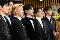 フォトセッション中のJO1。