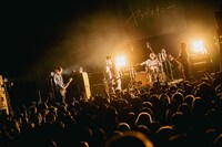 「“老いてもヤングスキニーツアーvol.2” vol.2あったんだ編」Zepp Shinjuku公演の様子。（撮影：うえむらすばる）