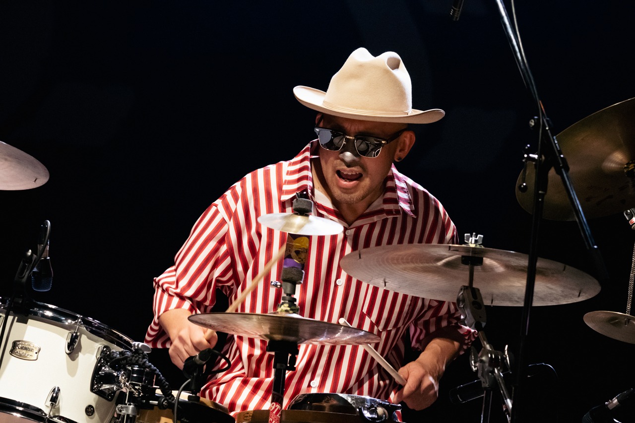 H ZETT KOU（Dr）（Photo by Yuta Ito）