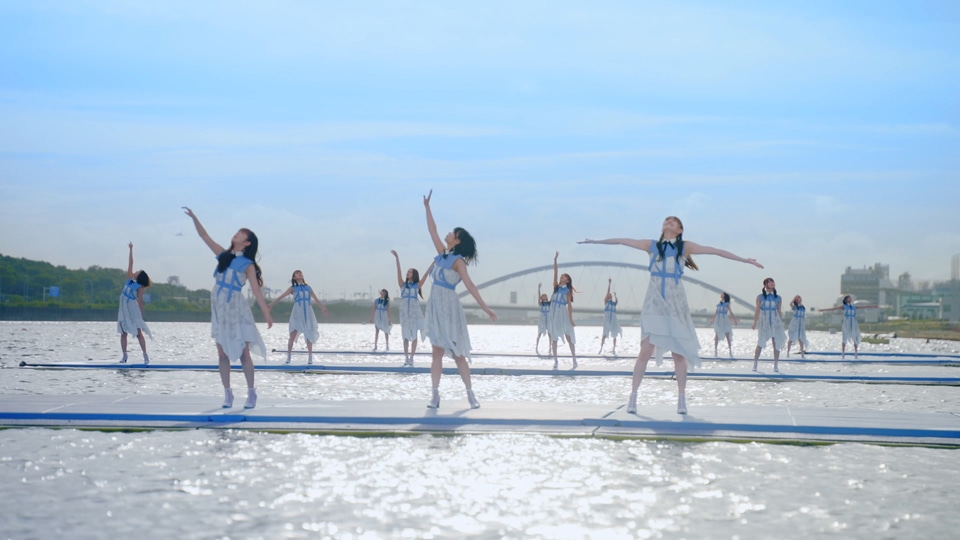 乃木坂46「思い出が止まらなくなる」ミュージックビデオより。