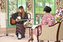 映画「窓ぎわのトットちゃん」の主題歌を歌うあいみょん（左）。(c)テレビ朝日