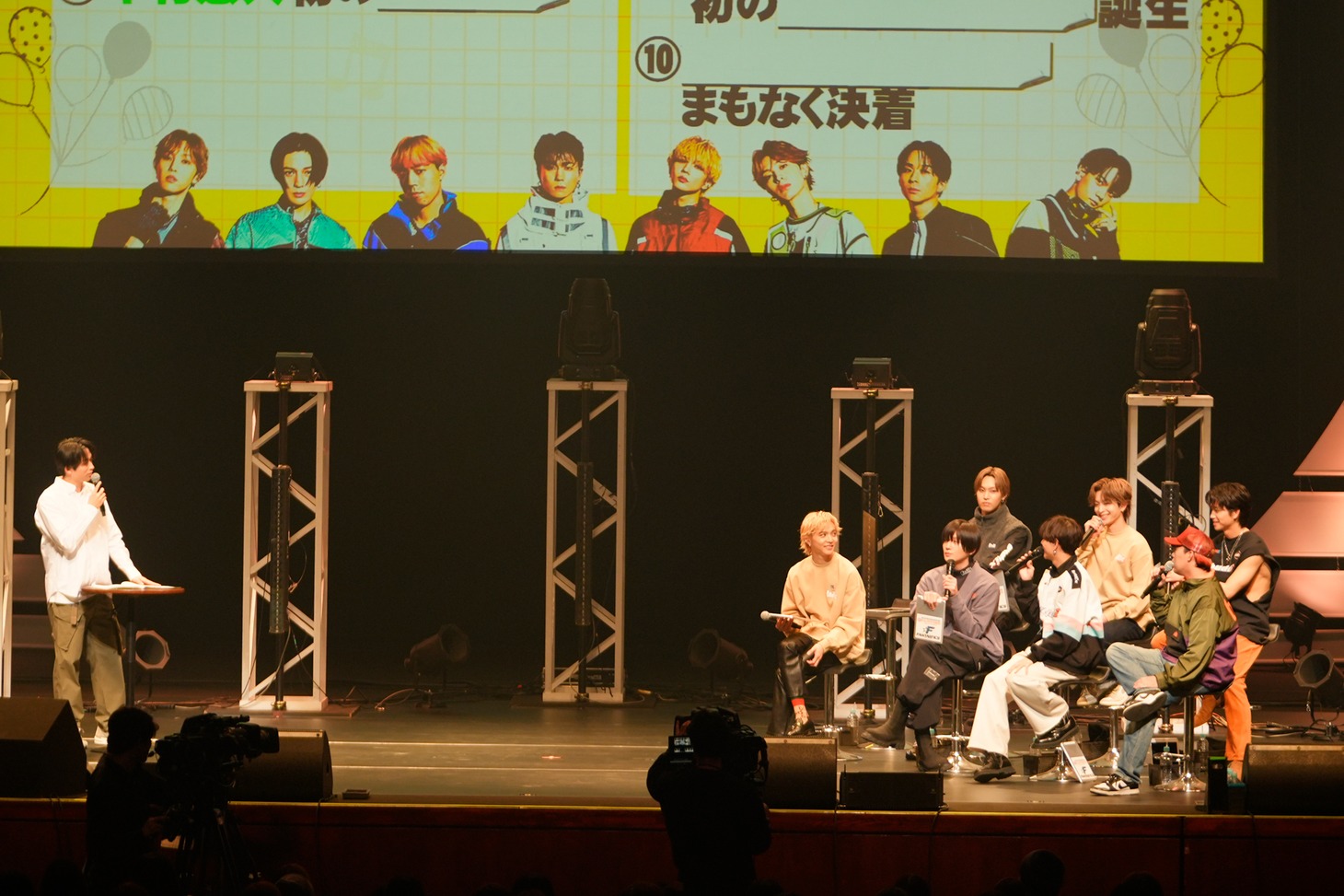 振り返りトークを繰り広げるFANTASTICS。