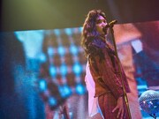 デュエット曲「嵐の番い鳥」を1人で歌うはっとり（Vo, G）。（撮影：酒井ダイスケ）