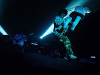 「Frozen My Love」で人型のバルーンを持ち上げる長谷川大喜（Key, Cho）。（撮影：酒井ダイスケ）