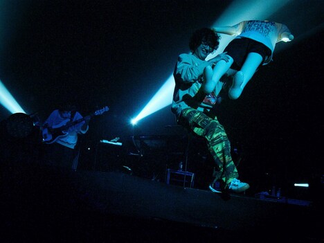 「Frozen My Love」で人型のバルーンを持ち上げる長谷川大喜（Key, Cho）。（撮影：酒井ダイスケ）