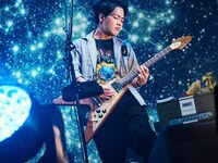 田辺由明（G, Cho）（撮影：酒井ダイスケ）