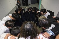 開演前に円陣を組むGran☆Cielやバンドメンバー。（撮影：林晋介）