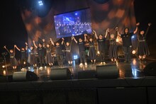 観客に挨拶するGran☆Cielとバンドメンバー。（撮影：林晋介）