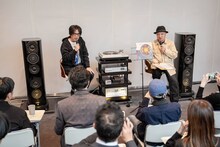 岸田繁（くるり）のオーディオライブの様子。