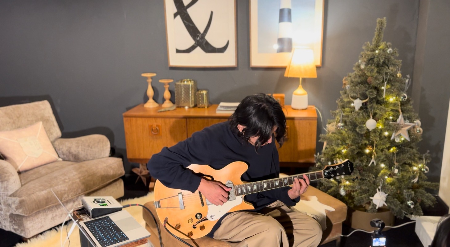 葉山のTHE HOUSEで「White Chrismas」を演奏する関口シンゴ。