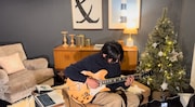 葉山のTHE HOUSEで「White Chrismas」を演奏する関口シンゴ。