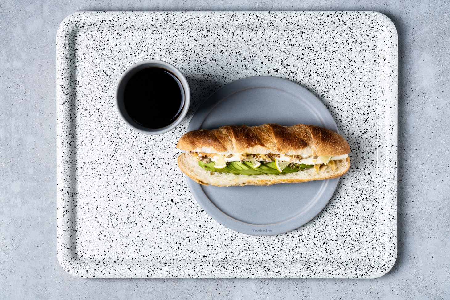 「Technics café KYOTO」で提供されるコーヒーとトースト。