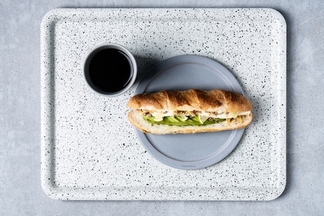 「Technics café KYOTO」で提供されるコーヒーとトースト。