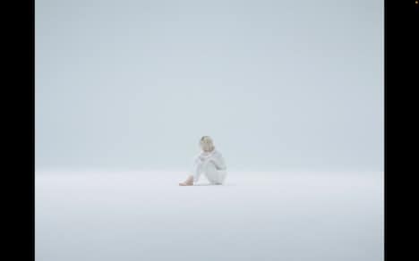 十明「僕だけが愛」MVより。