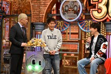 左からダウンタウン、TETSUYA（L'Arc-en-Ciel）。(c)読売テレビ