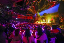 「CUBERS Xmas Special Live 2023 in サンリオピューロランド」第2部の様子。（撮影：加藤千絵［CAPS］）