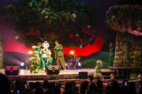 春斗の代わりにポーズを決めるクロミ。（撮影：加藤千絵［CAPS］）