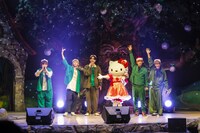 ハローキティとCUBERS。（撮影：加藤千絵［CAPS］）