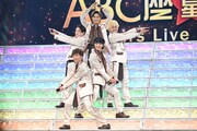 報道陣のリクエストに応え、大階段で無理やり“5starsポーズ”を披露するA.B.C-Z。