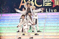 報道陣のリクエストに応え、大階段で無理やり“5starsポーズ”を披露するA.B.C-Z。