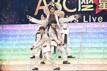 報道陣のリクエストに応え、大階段で無理やり“5starsポーズ”を披露するA.B.C-Z。