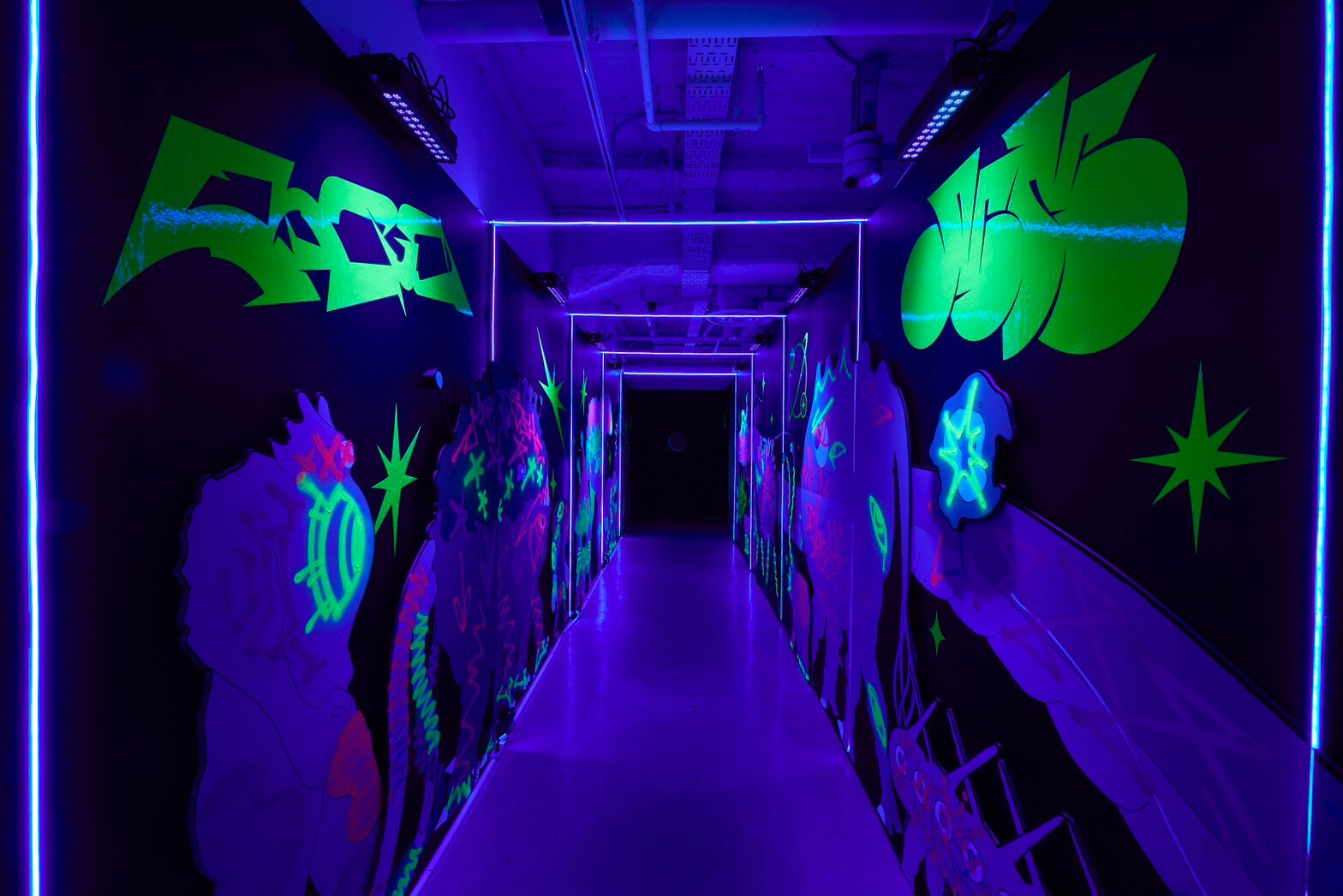 ミドグラ、ミニアルバムの世界を体感できる初の展覧会スタート - 音楽