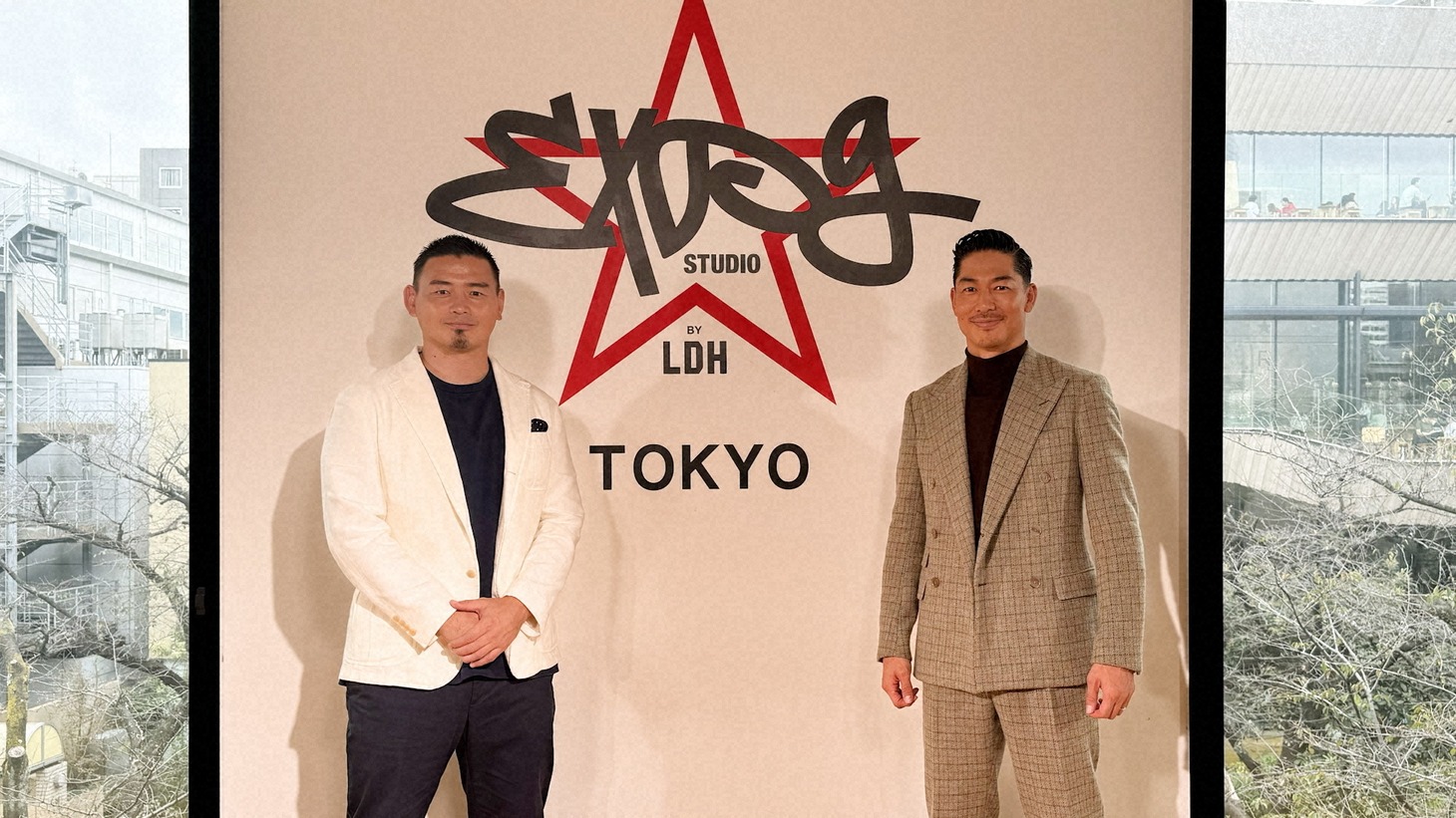 左から五郎丸歩、EXILE AKIRA。（写真提供：NHK）