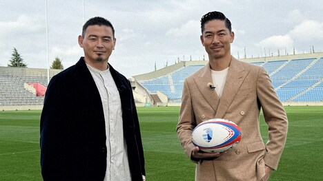 左から五郎丸歩、EXILE AKIRA。（写真提供：NHK）