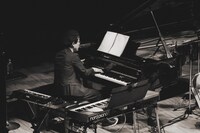 山本隆二（Pf）（Photo by Hayato Watanabe）