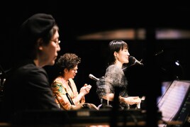 安藤裕子がアコースティック編成で回った20周年の旅、新旧楽曲やカバーで多彩な魅力見せる