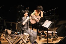 安藤裕子とShigekuni（B, G）。（Photo by Hayato Watanabe）